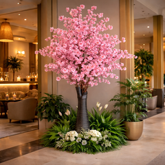 Copac artificial cires 170 cm cu flori mari roz in lobby hotel elegant, inconjurat de plante verzi, decor premium