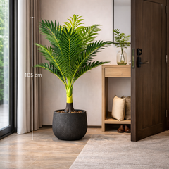 Planta artificiala tip palmier 105 cm amplasata langa usa de intrare in hol modern, decor natural elegant pentru zona de intrare.