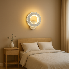 Aplica LED LUBAN Chroma 24W, design bicromatic negru cu accent crom, montata in dormitor modern pentru lumina reglabila 3000–6500K