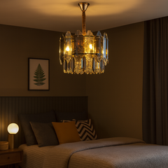 Candelabru rotund din metal auriu cu 3 E27, creand atmosfera calda si primitoare intr-un dormitor decorat clasic.