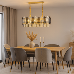 Candelabru dreptunghiular auriu cu 12 surse, adaugand rafinament si lumina uniforma unei zone de dining mari si elegante.