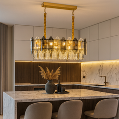 Candelabru dreptunghiular auriu cu 12 surse E27, oferind iluminare ampla si eleganta unei bucatarii spatioase si moderne.