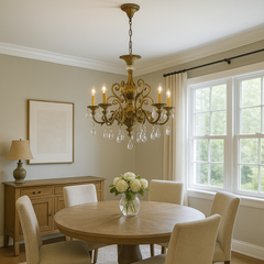 Candelabru rotund auriu cu cristale lacrima deasupra mesei in dining elegant, 6 brate E14, lumina calda, stil regal