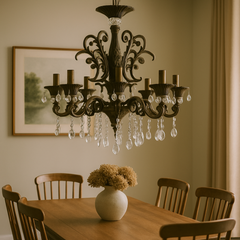 Candelabru rotund auriu cu cristale lacrima deasupra mesei in dining elegant, 8 brate E14, lumina calda, efect luxos