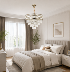 Candelabru rotund auriu cu cristale Ø500 cu 10 socluri E27 intr-un dormitor elegant, iluminare calda si atmosfera rafinata.