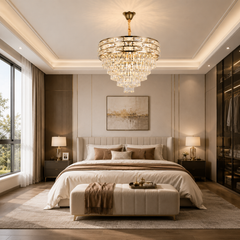 Candelabru rotund auriu Ø600 cu 12 socluri E27 intr-un dormitor spatios, iluminare calda ambientala si design elegant.
