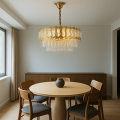 Candelabru rotund auriu Ø400 cu cristale stralucitoare, montat deasupra mesei dreptunghiulare din dining elegant