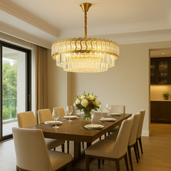 Candelabru rotund auriu Ø600 cu cristale decorative, montat deasupra mesei dreptunghiulare din dining amplu si elegant