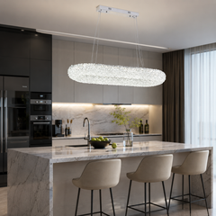 Candelabru LED dreptunghiular 5558-300×850CR instalat deasupra insulei de bucatarie intr-o vila moderna, iluminare LED alba si finisaj argintiu premium