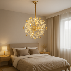 Candelabru rotund auriu cu cristale in dormitor elegant, 18 becuri G4, atmosfera rafinata, iluminare uniforma, Ø500 mm