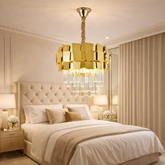 Candelabru rotunda aurie cu cristale in dormitor mic luxos, design elegant cu placi metalice si detalii cristal