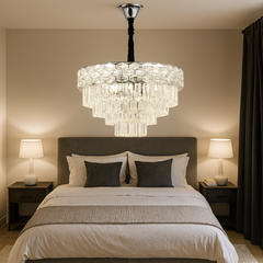 Candelabru rotund crom Ø500 mm cu 8 socluri E27, amplasat in dormitor mare, lumina calda aleasa prin becuri, stil rafinat si echilibrat