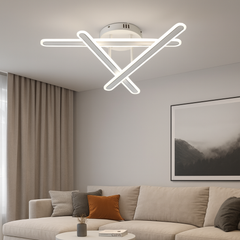 Lustra LED ondulata alba L73030/3WH+CR iluminand un living modern, cu accente cromate si telecomanda, lumină reglabila 3000–6500K.