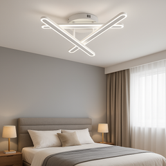 Lustra LED alb cromat L73030/3WH+CR cu forma ondulata, montata in dormitor modern, lumina reglabila si telecomanda inclusa.