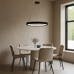 Pendul LED L77260/530 MB negru mat cu inel ondulat si telecomanda, lumina ajustabila perfecta pentru dining contemporan si atmosfera rafinata.