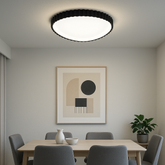 Plafoniera LED L77260/530A1 MB Ø530mm negru mat, margini ondulate si lumina 3000–6500K cu telecomanda, potrivita pentru zona de dining moderna.