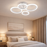 Lustra LED alba patru cercuri 60W cu telecomanda, montata in dormitor modern, lumina ajustabila 3000-6500K pentru ambient relaxant