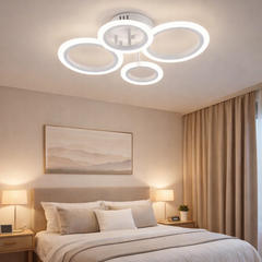 Lustra LED alba patru cercuri 60W cu telecomanda, montata in dormitor modern, lumina ajustabila 3000-6500K pentru ambient relaxant
