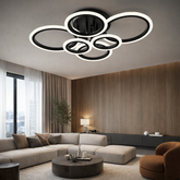 Lustra LED neagra sase cercuri 112W cu telecomanda, instalata in living spatios modern, iluminare LED reglabila 3000-6500K si design contemporan