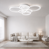 Lustra LED alba sase cercuri 112W cu telecomanda, instalata in living spatios modern, iluminare LED reglabila 3000-6500K si design elegant