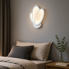 Aplica LED LUBAN Flora 24W, design floral alb, montata in dormitor modern pentru lumina ambientala reglabila si delicata