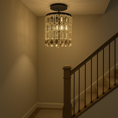 Pendul rotund cu cristale si 1 soclu E27, suspendat pe casa scarii, iluminare decorativa discreta si eleganta.