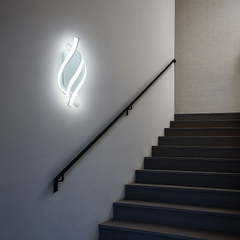 Aplica LED Twist Alb 38W, forma sculpturala curba, instalata pe un hol modern pentru lumina clara si rafinata