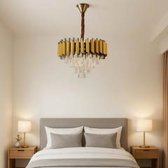 Candelabru rotund auriu Ø400 mm cu cristale iluminând un dormitor modern, oferind lumina calda si un aer glam rafinat.