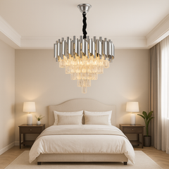 Candelabru rotund argintiu cu cristale, oferind o lumina eleganta si moderna unui dormitor spatios cu decor premium.