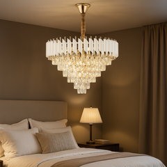 Candelabru rotund alb-auriu cu cristale, oferind o lumina eleganta si luxoasa unui dormitor modern si spatios.