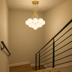 Lustra LED auriu mat 14 globuri sticla mata, efect vizual elegant pentru scara interioara