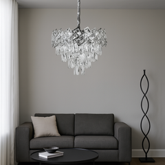 Candelabru rotund din cristal argintiu Ø400 mm, montat central intr-un living spatios cu reflexii elegante in trepte