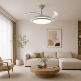 Ventilator de tavan LED A106L montat în living modern, cu pale retractabile transparente, iluminare LED reglabilă și design elegant.
