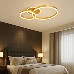 Lustra LED cu doua inele aurii si telecomanda, instalata in dormitor modern, oferind luminare calda si un accent decorativ rafinat.