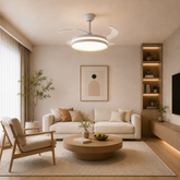 Lustra LED cu ventilator de tavan A111L, alb, cu pale retractabile și telecomandă, montată într-un living modern, iluminare LED reglabilă 3000K–6500K.