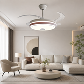 Lustră LED cu ventilator de tavan A127L-M montată în living modern, cu pale retractabile, iluminare LED reglabilă și difuzor Bluetooth integrat.