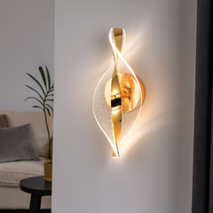 Aplica LED moderna aurie rasucita cu iluminare 3000–6500K, ideala pentru hol modern si zone de tranzit cu accent vizual, model 59193.