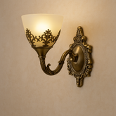 Aplica 6898-1W AB cu sticla mata florala si finisaj bronz, instalata pe hol pentru iluminare ambientala vintage si stil clasic