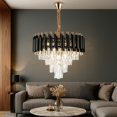 Candelabru rotund negru-auriu Ø400 mm cu cristale amplasat in living, adaugand lumina calda si un accent glam spatiului.