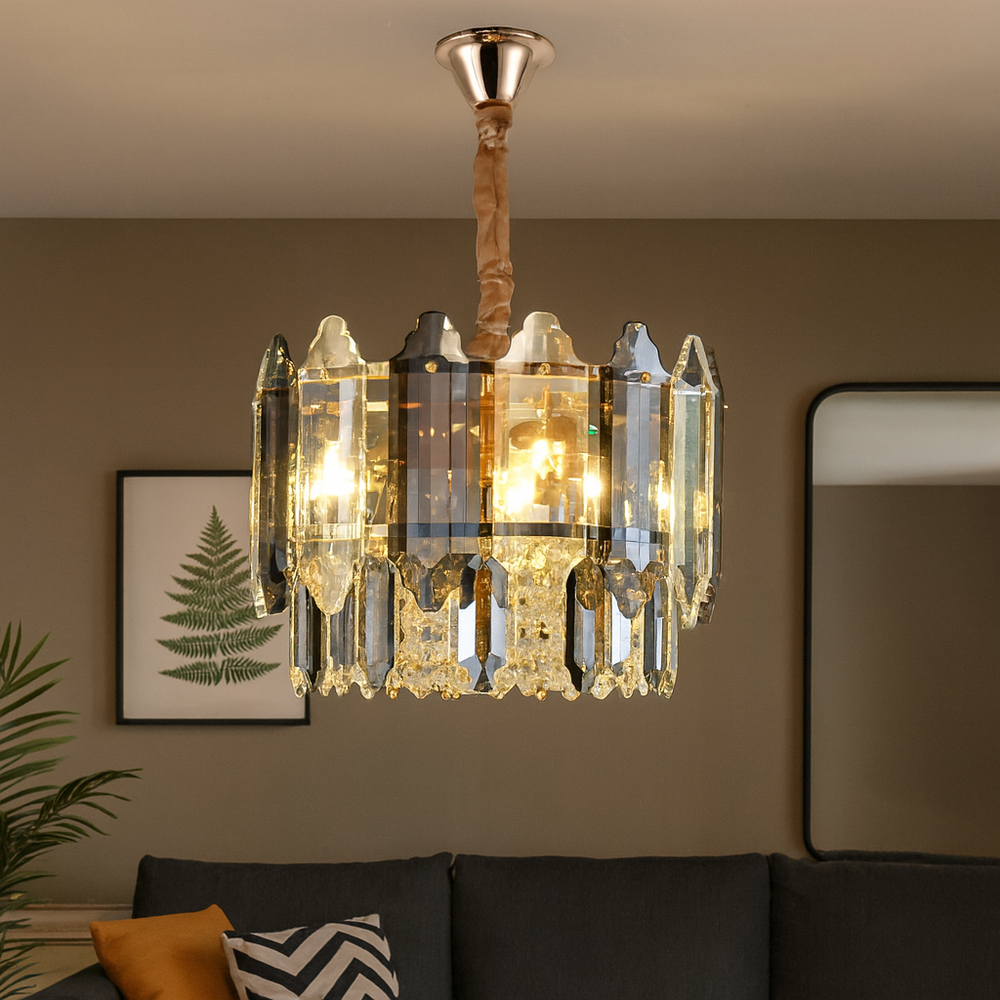 Candelabru rotund auriu cu 3 surse E27, oferind iluminare calda si eleganta unui living decorat in stil clasic sau modern.