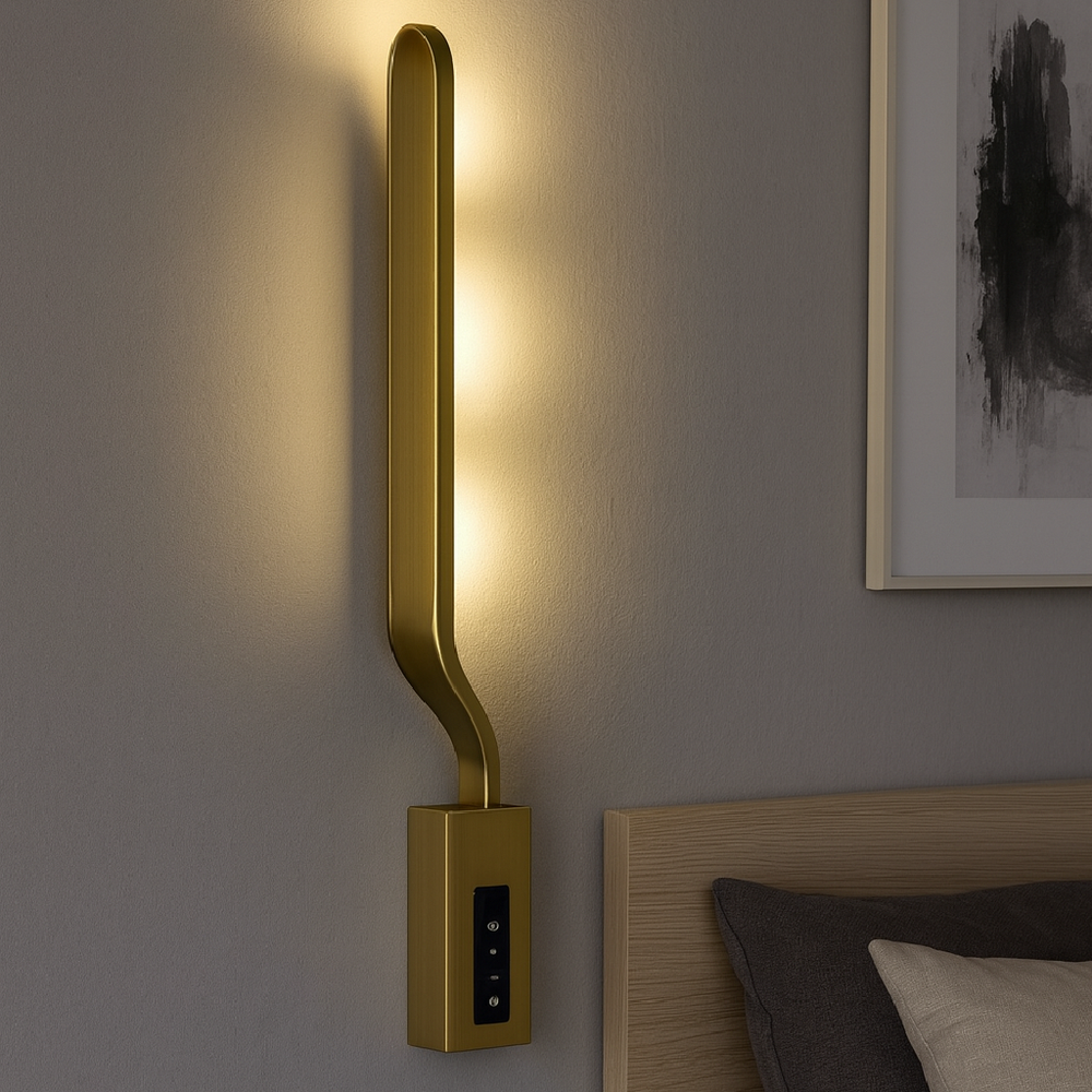 Aplica LED LUBAN Aura Gold 18W, design alungit auriu satinat, montata in dormitor modern pentru lumina ambientala 3000–6500K