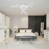 Lustra LED ondulata alba L73030/3WH+CR iluminand un living modern, cu accente cromate si telecomanda, lumină reglabila 3000–6500K.