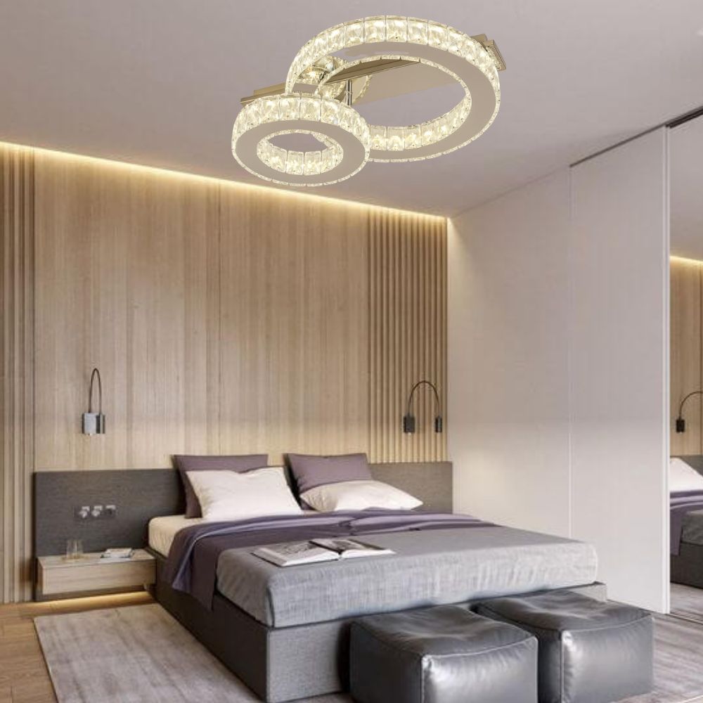 Lustra LED 78001/1+1A1 CR cu design acrilic si cristale duble, lumina ajustabila si telecomanda, instalata intr-un dormitor modern.