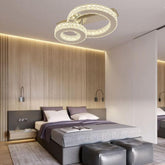 Lustra LED 78001/1+1A1 CR cu design acrilic si cristale duble, lumina ajustabila si telecomanda, instalata intr-un dormitor modern.