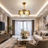 Candelabru cu ventilator de tavan F3211-500GD montat în living modern, cu cristale decorative, finisaj auriu, pale retractabile și iluminare LED reglabilă.