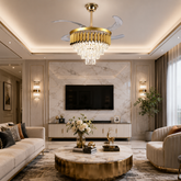 Candelabru cu ventilator de tavan F9001-500GD montat în living modern, cu cristale premium, finisaj auriu, pale retractabile și iluminare LED reglabilă.