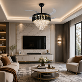 Candelabru cu ventilator de tavan F9001-500BK+GD montat în living modern, cu cristale premium, pale retractabile, iluminare LED și difuzor Bluetooth.