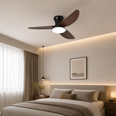 Lustră LED cu ventilator FED-B14L instalată într-un dormitor modern, finisaj negru mat cu pale aspect lemn și iluminare LED cu 3 temperaturi de culoare.