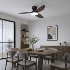 Lustră LED cu ventilator de tavan FED-B14L deasupra mesei din dining, design modern cu pale aspect lemn, iluminare LED și circulație eficientă a aerului.