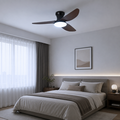 Lustră LED cu ventilator FED-B14L instalată într-un dormitor modern, finisaj negru mat cu pale aspect lemn și iluminare LED cu 3 temperaturi de culoare.